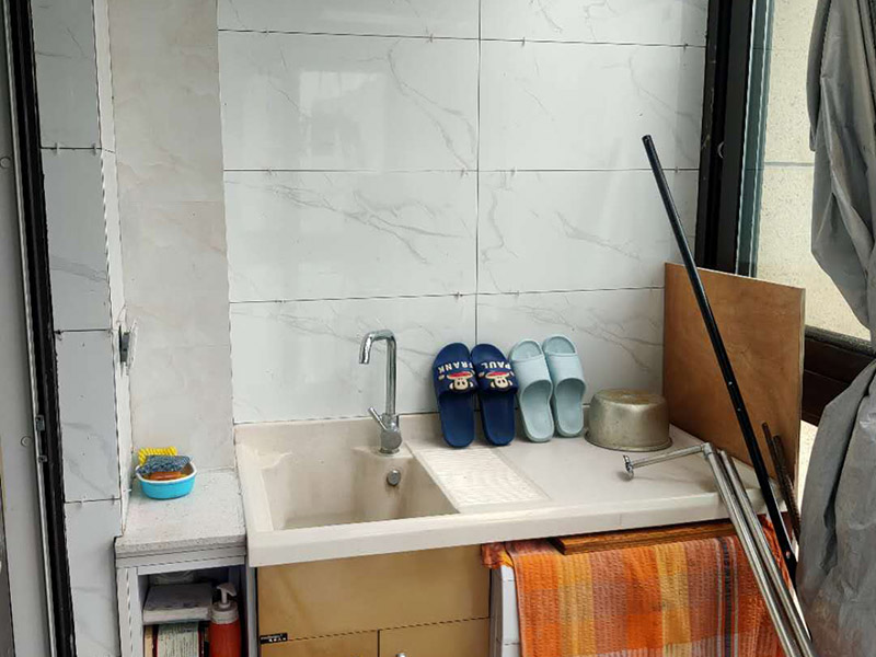 陽臺(tái)瓷磚鋪貼;準(zhǔn)備粘結(jié)劑前，瓷磚不應(yīng)浸水，但要用鋼絲刷除去磚背面的松散物質(zhì)，并用濕布抹去磚背的浮塵。用符合所需膠層厚度的齒型抹刀的直邊將攪拌好的膠粘劑批到基面上，沿瓷磚縫方向?qū)⒛z粘劑層梳理成均勻條狀。目的是為了控制粘結(jié)劑的厚度、用量并使瓷磚粘貼面積能夠更加均勻。在鋪壓瓷磚前，在瓷磚背面也批一薄層粘結(jié)劑。這種雙批法雖然用的材料和工時(shí)比較多，但卻能夠保證粘貼的質(zhì)量和耐久性。在粘結(jié)劑量置晾時(shí)間內(nèi)，將準(zhǔn)備好的瓷磚鋪壓到位，垂直于梳理方向輕微搓動(dòng)以排出磚下的空氣。鋪貼到位后用橡皮錘輕擊，用尺寸合適的十字定位架來調(diào)整表面平整度及接縫的平直。鋪設(shè)好的磚面應(yīng)該及時(shí)清理干凈，特別是去除殘留其上的粘結(jié)劑。合格的粘結(jié)劑干硬后即使在陶瓷磚面上也不易被清除掉。清理好的瓷磚面應(yīng)該立即擺放標(biāo)識(shí)進(jìn)行隔離，避免污染或擾動(dòng)，直到下一個(gè)填縫工序。