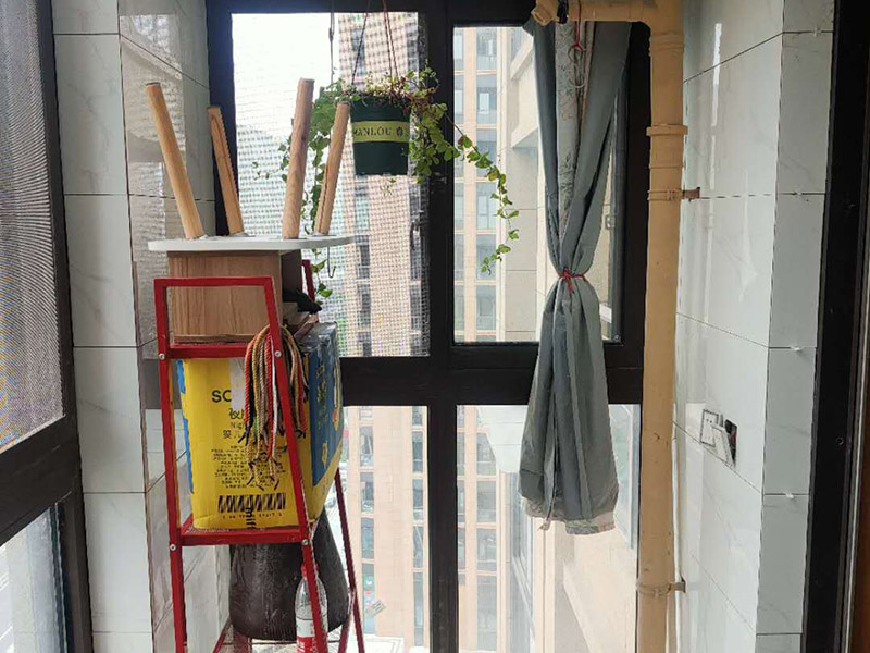 陽臺(tái)瓷磚鋪貼;準(zhǔn)備粘結(jié)劑前，瓷磚不應(yīng)浸水，但要用鋼絲刷除去磚背面的松散物質(zhì)，并用濕布抹去磚背的浮塵。用符合所需膠層厚度的齒型抹刀的直邊將攪拌好的膠粘劑批到基面上，沿瓷磚縫方向?qū)⒛z粘劑層梳理成均勻條狀。目的是為了控制粘結(jié)劑的厚度、用量并使瓷磚粘貼面積能夠更加均勻。在鋪壓瓷磚前，在瓷磚背面也批一薄層粘結(jié)劑。這種雙批法雖然用的材料和工時(shí)比較多，但卻能夠保證粘貼的質(zhì)量和耐久性。在粘結(jié)劑量置晾時(shí)間內(nèi)，將準(zhǔn)備好的瓷磚鋪壓到位，垂直于梳理方向輕微搓動(dòng)以排出磚下的空氣。鋪貼到位后用橡皮錘輕擊，用尺寸合適的十字定位架來調(diào)整表面平整度及接縫的平直。鋪設(shè)好的磚面應(yīng)該及時(shí)清理干凈，特別是去除殘留其上的粘結(jié)劑。合格的粘結(jié)劑干硬后即使在陶瓷磚面上也不易被清除掉。清理好的瓷磚面應(yīng)該立即擺放標(biāo)識(shí)進(jìn)行隔離，避免污染或擾動(dòng)，直到下一個(gè)填縫工序。