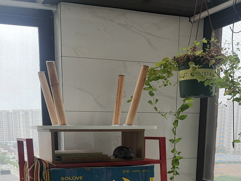 陽臺(tái)瓷磚鋪貼;準(zhǔn)備粘結(jié)劑前，瓷磚不應(yīng)浸水，但要用鋼絲刷除去磚背面的松散物質(zhì)，并用濕布抹去磚背的浮塵。用符合所需膠層厚度的齒型抹刀的直邊將攪拌好的膠粘劑批到基面上，沿瓷磚縫方向?qū)⒛z粘劑層梳理成均勻條狀。目的是為了控制粘結(jié)劑的厚度、用量并使瓷磚粘貼面積能夠更加均勻。在鋪壓瓷磚前，在瓷磚背面也批一薄層粘結(jié)劑。這種雙批法雖然用的材料和工時(shí)比較多，但卻能夠保證粘貼的質(zhì)量和耐久性。在粘結(jié)劑量置晾時(shí)間內(nèi)，將準(zhǔn)備好的瓷磚鋪壓到位，垂直于梳理方向輕微搓動(dòng)以排出磚下的空氣。鋪貼到位后用橡皮錘輕擊，用尺寸合適的十字定位架來調(diào)整表面平整度及接縫的平直。鋪設(shè)好的磚面應(yīng)該及時(shí)清理干凈，特別是去除殘留其上的粘結(jié)劑。合格的粘結(jié)劑干硬后即使在陶瓷磚面上也不易被清除掉。清理好的瓷磚面應(yīng)該立即擺放標(biāo)識(shí)進(jìn)行隔離，避免污染或擾動(dòng)，直到下一個(gè)填縫工序。