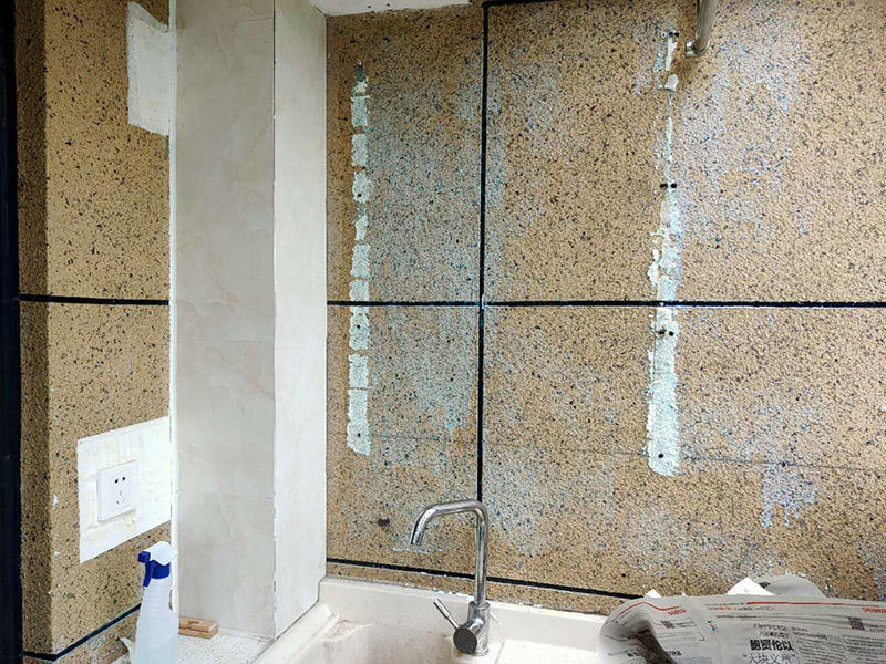 陽臺(tái)瓷磚鋪貼;準(zhǔn)備粘結(jié)劑前，瓷磚不應(yīng)浸水，但要用鋼絲刷除去磚背面的松散物質(zhì)，并用濕布抹去磚背的浮塵。用符合所需膠層厚度的齒型抹刀的直邊將攪拌好的膠粘劑批到基面上，沿瓷磚縫方向?qū)⒛z粘劑層梳理成均勻條狀。目的是為了控制粘結(jié)劑的厚度、用量并使瓷磚粘貼面積能夠更加均勻。在鋪壓瓷磚前，在瓷磚背面也批一薄層粘結(jié)劑。這種雙批法雖然用的材料和工時(shí)比較多，但卻能夠保證粘貼的質(zhì)量和耐久性。在粘結(jié)劑量置晾時(shí)間內(nèi)，將準(zhǔn)備好的瓷磚鋪壓到位，垂直于梳理方向輕微搓動(dòng)以排出磚下的空氣。鋪貼到位后用橡皮錘輕擊，用尺寸合適的十字定位架來調(diào)整表面平整度及接縫的平直。鋪設(shè)好的磚面應(yīng)該及時(shí)清理干凈，特別是去除殘留其上的粘結(jié)劑。合格的粘結(jié)劑干硬后即使在陶瓷磚面上也不易被清除掉。清理好的瓷磚面應(yīng)該立即擺放標(biāo)識(shí)進(jìn)行隔離，避免污染或擾動(dòng)，直到下一個(gè)填縫工序。