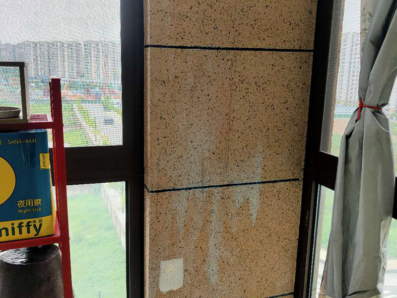 陽臺(tái)瓷磚鋪貼;準(zhǔn)備粘結(jié)劑前，瓷磚不應(yīng)浸水，但要用鋼絲刷除去磚背面的松散物質(zhì)，并用濕布抹去磚背的浮塵。用符合所需膠層厚度的齒型抹刀的直邊將攪拌好的膠粘劑批到基面上，沿瓷磚縫方向?qū)⒛z粘劑層梳理成均勻條狀。目的是為了控制粘結(jié)劑的厚度、用量并使瓷磚粘貼面積能夠更加均勻。在鋪壓瓷磚前，在瓷磚背面也批一薄層粘結(jié)劑。這種雙批法雖然用的材料和工時(shí)比較多，但卻能夠保證粘貼的質(zhì)量和耐久性。在粘結(jié)劑量置晾時(shí)間內(nèi)，將準(zhǔn)備好的瓷磚鋪壓到位，垂直于梳理方向輕微搓動(dòng)以排出磚下的空氣。鋪貼到位后用橡皮錘輕擊，用尺寸合適的十字定位架來調(diào)整表面平整度及接縫的平直。鋪設(shè)好的磚面應(yīng)該及時(shí)清理干凈，特別是去除殘留其上的粘結(jié)劑。合格的粘結(jié)劑干硬后即使在陶瓷磚面上也不易被清除掉。清理好的瓷磚面應(yīng)該立即擺放標(biāo)識(shí)進(jìn)行隔離，避免污染或擾動(dòng)，直到下一個(gè)填縫工序。