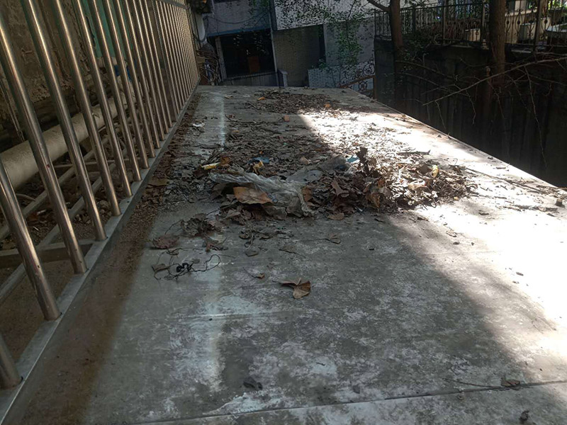 雨棚防水施工：1、待軟性防水層充分冷卻后，將塑料彩條棚布鋪設(shè)其上形成浮筑層(兩塊棚布須重疊)，起剛性水泥層和軟性防水層滑動(dòng)間隔用。 2、鋪設(shè)5厘米厚的細(xì)石混凝土，內(nèi)用4毫米直徑的鐵絲結(jié)成孔徑小于10&times;10厘米的鐵絲網(wǎng)，加強(qiáng)混凝土的抗拉力。 3、剛性水泥層與女兒墻、立墻間留分格縫，可有效地防止其開裂。 4、大面積屋頂須設(shè)置分格縫，縫隙2厘米，鋼筋在分格縫必須分開?；炷脸浞指赏负?，分格縫內(nèi)清掃干凈，并填充防水油膏。分格縫因順坡度設(shè)置并錯(cuò)開軟性防水層接縫。因分格縫的防水質(zhì)量難保證，必須嚴(yán)格操作。 5、剛性層鋪設(shè)時(shí)，表面必須形成坡度，加快積水排出屋面。 整個(gè)防水屋面鋪設(shè)完畢后，防水層由七層組成：防水油膏、油毛氈、防水油膏、油毛氈、防水油膏、塑料彩條棚布、混凝土。