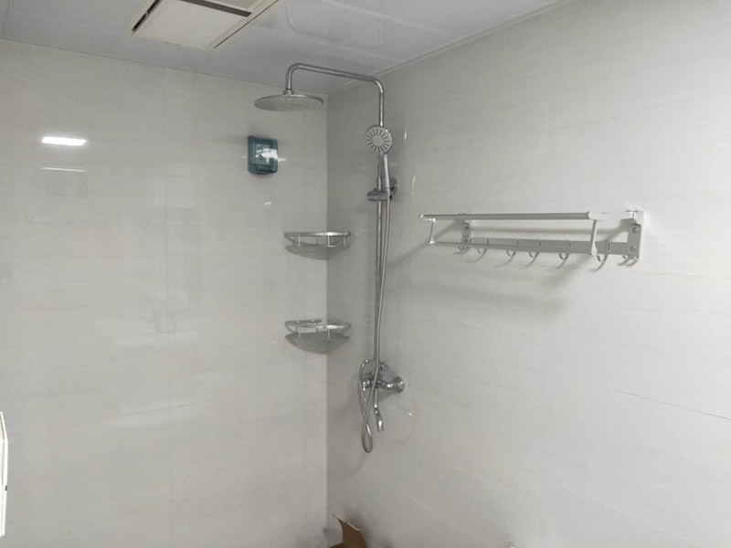 浴室柜花灑安裝：掛墻式帶花灑的浴室柜安裝方法：首先檢查墻體是否實(shí)芯（否則改用落地式），按選定的孔位，用沖擊鉆在墻面上打孔（安裝完臺(tái)面距地面83cm），將掛墻配件中的塞了裝入孔中，再用自攻螺絲將柜與封面鎖緊，也可用膨脹螺絲安裝。柜子安裝完畢后，再把臺(tái)面盆對(duì)準(zhǔn)棋局子的木笱，調(diào)節(jié)放平。 落地式帶花灑的浴室柜安裝方法：柜體橫放，將柜肢組件通過雙頭螺桿擰在固定片上，然后放平柜子擺適當(dāng)?shù)奈恢?，柜腳盡量往外側(cè)模板靠，使柜體受力均衡。并通過地腳螺絲調(diào)整到水平。擺放時(shí)看四個(gè)腳是否平穩(wěn)。如不在同一水平線上，柜體受力不均勻，線條扭曲，不但影響美觀，而且影響使用壽命。