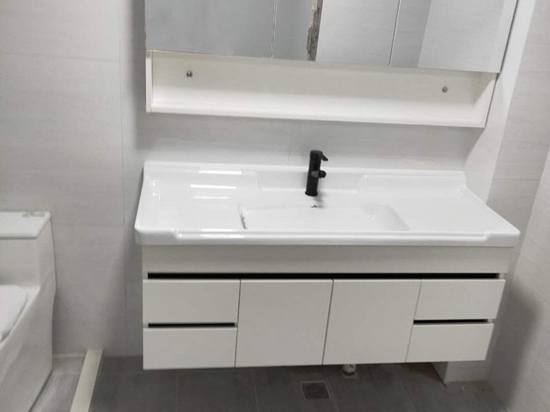 浴室柜花灑安裝：掛墻式帶花灑的浴室柜安裝方法：首先檢查墻體是否實(shí)芯（否則改用落地式），按選定的孔位，用沖擊鉆在墻面上打孔（安裝完臺(tái)面距地面83cm），將掛墻配件中的塞了裝入孔中，再用自攻螺絲將柜與封面鎖緊，也可用膨脹螺絲安裝。柜子安裝完畢后，再把臺(tái)面盆對(duì)準(zhǔn)棋局子的木笱，調(diào)節(jié)放平。 落地式帶花灑的浴室柜安裝方法：柜體橫放，將柜肢組件通過雙頭螺桿擰在固定片上，然后放平柜子擺適當(dāng)?shù)奈恢?，柜腳盡量往外側(cè)模板靠，使柜體受力均衡。并通過地腳螺絲調(diào)整到水平。擺放時(shí)看四個(gè)腳是否平穩(wěn)。如不在同一水平線上，柜體受力不均勻，線條扭曲，不但影響美觀，而且影響使用壽命。