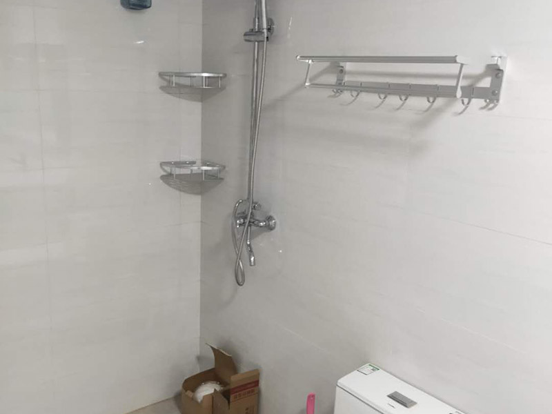 浴室柜花灑安裝：掛墻式帶花灑的浴室柜安裝方法：首先檢查墻體是否實(shí)芯（否則改用落地式），按選定的孔位，用沖擊鉆在墻面上打孔（安裝完臺(tái)面距地面83cm），將掛墻配件中的塞了裝入孔中，再用自攻螺絲將柜與封面鎖緊，也可用膨脹螺絲安裝。柜子安裝完畢后，再把臺(tái)面盆對(duì)準(zhǔn)棋局子的木笱，調(diào)節(jié)放平。 落地式帶花灑的浴室柜安裝方法：柜體橫放，將柜肢組件通過雙頭螺桿擰在固定片上，然后放平柜子擺適當(dāng)?shù)奈恢?，柜腳盡量往外側(cè)模板靠，使柜體受力均衡。并通過地腳螺絲調(diào)整到水平。擺放時(shí)看四個(gè)腳是否平穩(wěn)。如不在同一水平線上，柜體受力不均勻，線條扭曲，不但影響美觀，而且影響使用壽命。