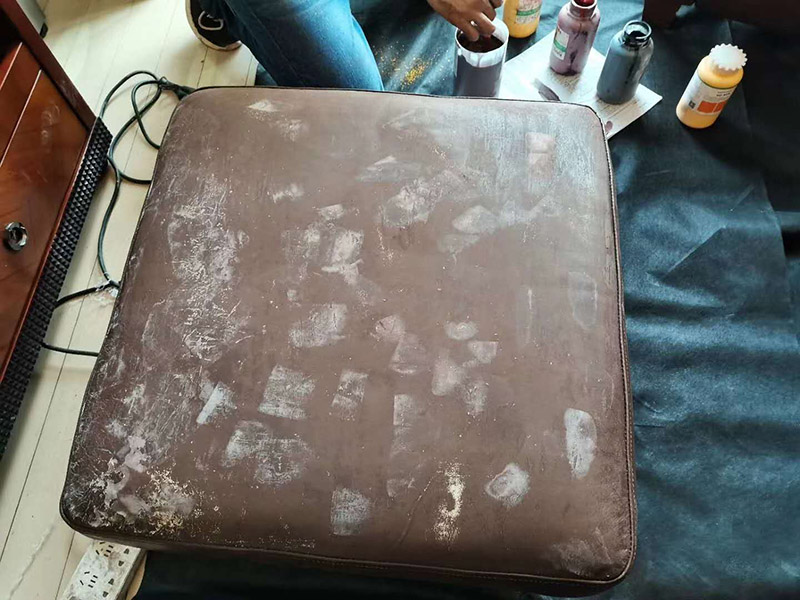真皮沙發(fā)維修翻新：1、上漆翻新：如果皮沙發(fā)表面只是臟污、脫色、磨損老化、折痕、碎裂、裂痕，就可以采用上漆翻新的方法，上漆翻新便是將皮沙發(fā)表面磨損、破裂修補(bǔ)修復(fù)好，然后調(diào)配與沙發(fā)原來(lái)一樣顏色的皮革漆，重新為皮沙發(fā)上一次漆，讓皮沙發(fā)恢復(fù)全新的色彩。 2、貼皮翻新：對(duì)于表面破損嚴(yán)重、破裂成洞的皮沙發(fā)，就可以采用貼皮翻新方法，就是為沙發(fā)破損嚴(yán)重的部位重新貼上一層新的皮革，然后再為沙發(fā)重新上漆讓它恢復(fù)一樣相同的顏色。也可以全套沙發(fā)貼皮翻新，不需要拆開(kāi)沙發(fā)就可為沙發(fā)換上一層全新的皮面。