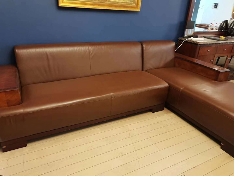 真皮沙發(fā)維修翻新：1、上漆翻新：如果皮沙發(fā)表面只是臟污、脫色、磨損老化、折痕、碎裂、裂痕，就可以采用上漆翻新的方法，上漆翻新便是將皮沙發(fā)表面磨損、破裂修補(bǔ)修復(fù)好，然后調(diào)配與沙發(fā)原來(lái)一樣顏色的皮革漆，重新為皮沙發(fā)上一次漆，讓皮沙發(fā)恢復(fù)全新的色彩。 2、貼皮翻新：對(duì)于表面破損嚴(yán)重、破裂成洞的皮沙發(fā)，就可以采用貼皮翻新方法，就是為沙發(fā)破損嚴(yán)重的部位重新貼上一層新的皮革，然后再為沙發(fā)重新上漆讓它恢復(fù)一樣相同的顏色。也可以全套沙發(fā)貼皮翻新，不需要拆開(kāi)沙發(fā)就可為沙發(fā)換上一層全新的皮面。