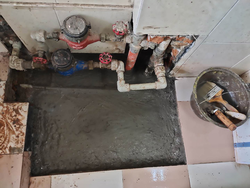 管道漏水修補:先找到有裂縫砂眼的地方，金屬管道漏水時，地面會有潮濕痕跡，就能看到漏水的位置在什么地方。找到漏水的位置，做好標(biāo)記，先斷水 。斷水后，用砂紙打磨下管道外面，除去管道表面的浮砂、污物，然后對氣孔、砂眼盡可能用銼刀、手動砂輪粗化，并用清潔劑擦拭干凈、熱風(fēng)機吹干，保持粘接面的干燥。均勻涂抹到裂縫砂眼表面，等待其自然固化。膠體完全固化后，若進行噴砂處理表面效果會更好。當(dāng)用于密封堵漏時，盡可能將密封缺陷處除砂、除污、除銹，然后涂膠。