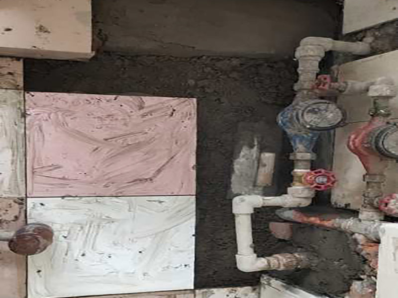 管道漏水修補:先找到有裂縫砂眼的地方，金屬管道漏水時，地面會有潮濕痕跡，就能看到漏水的位置在什么地方。找到漏水的位置，做好標(biāo)記，先斷水 。斷水后，用砂紙打磨下管道外面，除去管道表面的浮砂、污物，然后對氣孔、砂眼盡可能用銼刀、手動砂輪粗化，并用清潔劑擦拭干凈、熱風(fēng)機吹干，保持粘接面的干燥。均勻涂抹到裂縫砂眼表面，等待其自然固化。膠體完全固化后，若進行噴砂處理表面效果會更好。當(dāng)用于密封堵漏時，盡可能將密封缺陷處除砂、除污、除銹，然后涂膠。