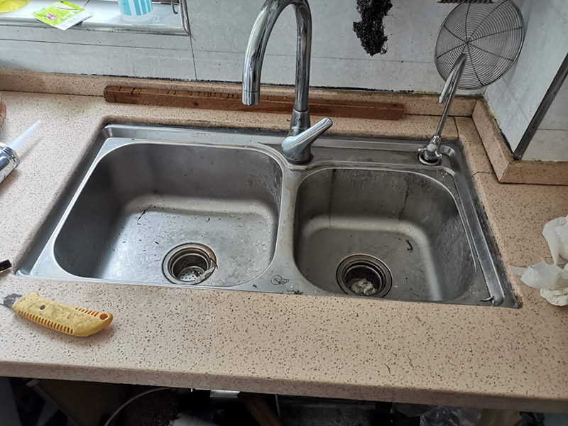 水槽拆除維修：在更換之前可以先把總的開關(guān)關(guān)閉，如果，廚房水龍頭的下方?jīng)]有總的開關(guān)，則需要到外面或者是陽臺水塔把總的開關(guān)關(guān)閉。關(guān)閉水源開關(guān)之后，請到注水管往上，找到水龍頭的水管的接口處，需要捏住水管上方的金屬接頭，用力往左右旋轉(zhuǎn)幾下，把原來舊的水龍頭拆下來。將水管拆掉之后，請用手握住這個水龍頭，再往左右旋轉(zhuǎn)，把水龍頭扭松。把水龍頭扭松之后，就可以輕易的把水龍頭下方的塑料旋鈕拆下來。然后就可以把整個水龍頭都拆下來了。把新的水龍頭直接裝上去就可以了，然后打開總的開關(guān)進(jìn)行測試其使用情況。