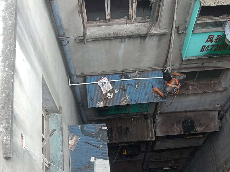 水管更換維修:首先，應(yīng)先關(guān)掉自來水閥門，再觀察漏水點(diǎn)，查看破裂處是什么狀況其次，觀察破裂處嚴(yán)重程度，如果只是有裂紋了，從裂紋往外溢水的話，就簡單了，可以去門口的五金店買來專門用于修補(bǔ)塑料管破裂的膠水，千萬要注意不要隨便使用膠水，要用專業(yè)的不會污染水質(zhì)的特殊膠水。