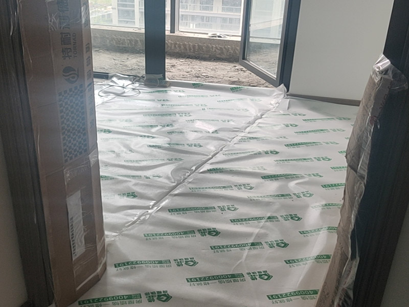 陽臺改造成品保護：各種裝修物料的進場以及各種建筑裝修垃圾的清理，都會經(jīng)過入戶門，這些物品在搬運的過程中，難免會和入戶門發(fā)生磕碰，造成入戶門的磕碰劃傷，所以，第一個需要做好成品保護的地方就是入戶門。 做法：在裝修開工前直到家具進場期間，都需要對入戶門進行保護！可以使用成品保護膜將門包裹。 在進行木門、櫥柜、家具等的相關(guān)的安裝或組裝的過程中，成品保護主要體現(xiàn)在兩個方面：一是原有的墻面、地面裝飾的保護，盡量避免因為這些安裝工程對已裝的部分造成破壞；二是安裝的物品本身的保護，注意不要在安裝過程中造成磕碰、劃傷等損傷。 好處：1.美觀；2.避免后期刮膩子滴到柜子上；3.避免后期安裝碰到，導致油漆脫落和刮痕；4.防塵。