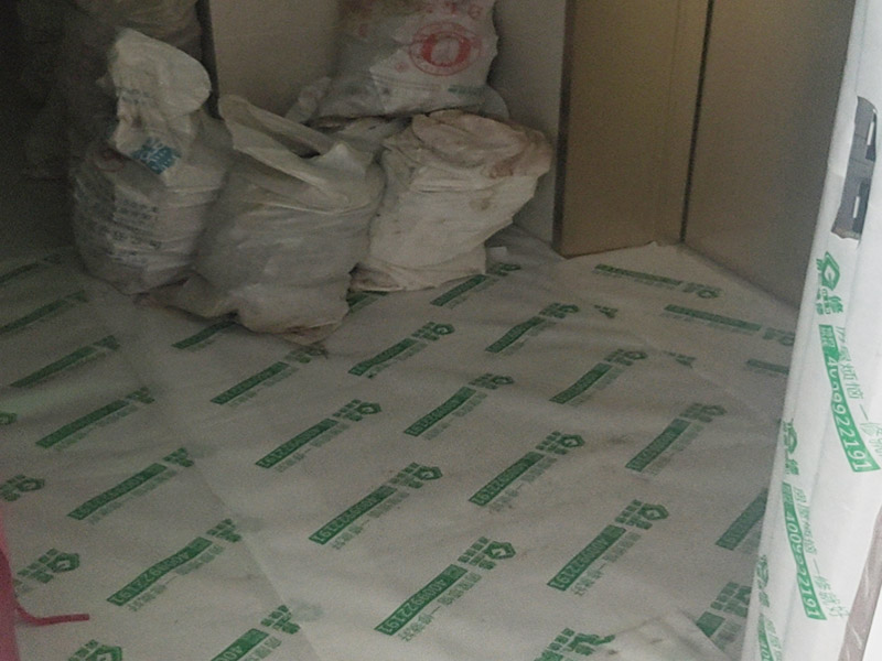 陽臺改造成品保護：各種裝修物料的進場以及各種建筑裝修垃圾的清理，都會經(jīng)過入戶門，這些物品在搬運的過程中，難免會和入戶門發(fā)生磕碰，造成入戶門的磕碰劃傷，所以，第一個需要做好成品保護的地方就是入戶門。 做法：在裝修開工前直到家具進場期間，都需要對入戶門進行保護！可以使用成品保護膜將門包裹。 在進行木門、櫥柜、家具等的相關(guān)的安裝或組裝的過程中，成品保護主要體現(xiàn)在兩個方面：一是原有的墻面、地面裝飾的保護，盡量避免因為這些安裝工程對已裝的部分造成破壞；二是安裝的物品本身的保護，注意不要在安裝過程中造成磕碰、劃傷等損傷。 好處：1.美觀；2.避免后期刮膩子滴到柜子上；3.避免后期安裝碰到，導致油漆脫落和刮痕；4.防塵。