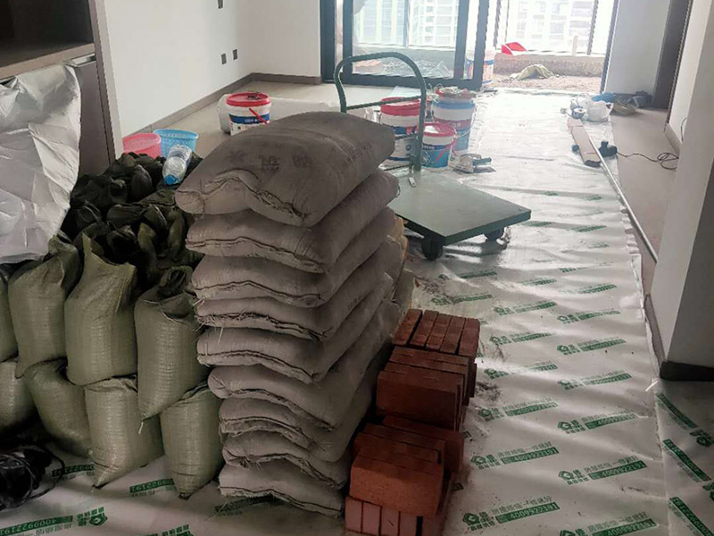 陽臺改造成品保護：各種裝修物料的進場以及各種建筑裝修垃圾的清理，都會經(jīng)過入戶門，這些物品在搬運的過程中，難免會和入戶門發(fā)生磕碰，造成入戶門的磕碰劃傷，所以，第一個需要做好成品保護的地方就是入戶門。 做法：在裝修開工前直到家具進場期間，都需要對入戶門進行保護！可以使用成品保護膜將門包裹。 在進行木門、櫥柜、家具等的相關(guān)的安裝或組裝的過程中，成品保護主要體現(xiàn)在兩個方面：一是原有的墻面、地面裝飾的保護，盡量避免因為這些安裝工程對已裝的部分造成破壞；二是安裝的物品本身的保護，注意不要在安裝過程中造成磕碰、劃傷等損傷。 好處：1.美觀；2.避免后期刮膩子滴到柜子上；3.避免后期安裝碰到，導致油漆脫落和刮痕；4.防塵。