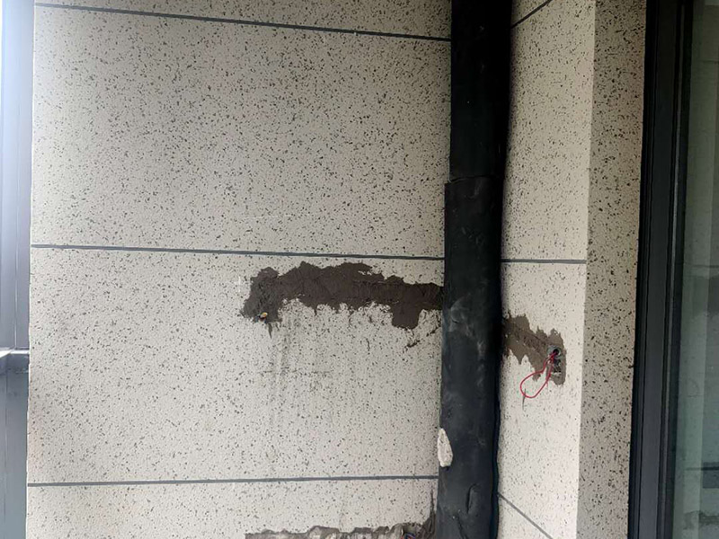 陽臺改造成品保護：各種裝修物料的進場以及各種建筑裝修垃圾的清理，都會經(jīng)過入戶門，這些物品在搬運的過程中，難免會和入戶門發(fā)生磕碰，造成入戶門的磕碰劃傷，所以，第一個需要做好成品保護的地方就是入戶門。 做法：在裝修開工前直到家具進場期間，都需要對入戶門進行保護！可以使用成品保護膜將門包裹。 在進行木門、櫥柜、家具等的相關(guān)的安裝或組裝的過程中，成品保護主要體現(xiàn)在兩個方面：一是原有的墻面、地面裝飾的保護，盡量避免因為這些安裝工程對已裝的部分造成破壞；二是安裝的物品本身的保護，注意不要在安裝過程中造成磕碰、劃傷等損傷。 好處：1.美觀；2.避免后期刮膩子滴到柜子上；3.避免后期安裝碰到，導致油漆脫落和刮痕；4.防塵。