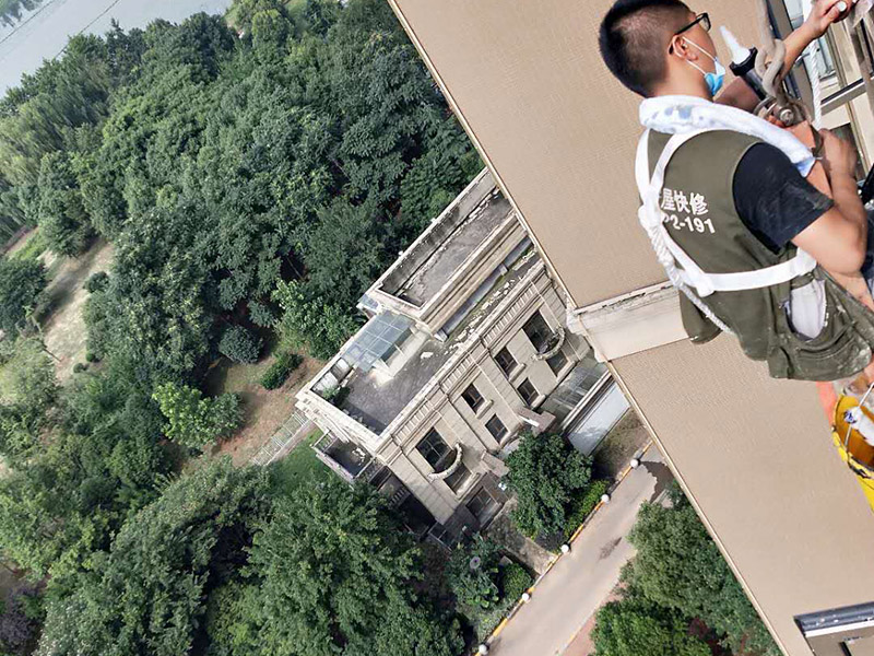 陽臺外墻瓷磚修補：檢查瓷磚有無大面積的瓷磚起殼、疏松和剝落現(xiàn)象，若有應先進行修補；然后確保基層表面應無明水、浮渣和雜物。對于瓷磚縫中的2~3毫米的細小縫隙或明顯的凹槽，可以先用瓷磚填縫劑進行填補處理。配制涂料時，可以將粉料組分的量適當提高一些，以提高與基層的粘結力和便于操作。施工用涂料應隨配隨用。嵌縫要盡量均勻，瓷磚粘結劑與基層之間不能有氣泡，以求粘結嚴實。