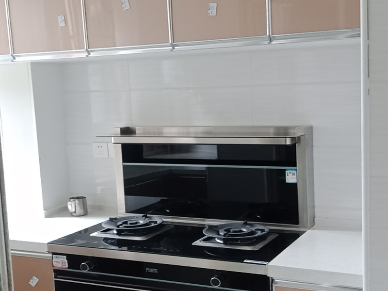 廚房改造翻新：首先就是要對(duì)它進(jìn)行空間改造、水路改造和磚墻翻新這幾處一定要提前做好準(zhǔn)備和進(jìn)行規(guī)劃才行。廚房的上水部分那么可以把它更換成PPR之類新型管材，然后再把它進(jìn)行暗埋，但是廚房的下水部分，這個(gè)地方也是不能進(jìn)行改動(dòng)的，如果一定要進(jìn)行改動(dòng)，記住一定要咨詢清楚物業(yè)再動(dòng)手。規(guī)劃好管道它的長(zhǎng)度，同時(shí)還要考慮到它貼到墻面磚后的后尺寸,特別是出墻后那個(gè)直接水龍頭的管道更加要注意。除此以外，管道的走向一定要注意避開入墻的電線管,這樣才能避免日后水管破裂帶來(lái)一些漏水影響。做好閉水試驗(yàn)。那么這項(xiàng)最好就是在排水改造前進(jìn)行。