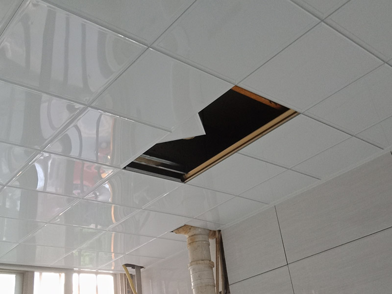 廚房改造翻新：首先就是要對(duì)它進(jìn)行空間改造、水路改造和磚墻翻新這幾處一定要提前做好準(zhǔn)備和進(jìn)行規(guī)劃才行。廚房的上水部分那么可以把它更換成PPR之類新型管材，然后再把它進(jìn)行暗埋，但是廚房的下水部分，這個(gè)地方也是不能進(jìn)行改動(dòng)的，如果一定要進(jìn)行改動(dòng)，記住一定要咨詢清楚物業(yè)再動(dòng)手。規(guī)劃好管道它的長(zhǎng)度，同時(shí)還要考慮到它貼到墻面磚后的后尺寸,特別是出墻后那個(gè)直接水龍頭的管道更加要注意。除此以外，管道的走向一定要注意避開入墻的電線管,這樣才能避免日后水管破裂帶來(lái)一些漏水影響。做好閉水試驗(yàn)。那么這項(xiàng)最好就是在排水改造前進(jìn)行。