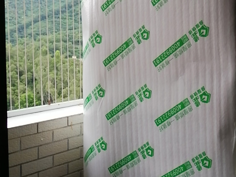 地面家具保護:實木地板相比較其他地面裝飾材料更加容易受到磨損或是劃傷，而施工操作過程中通常剛回進行物件的移動。此外施工人員還會時長爬上爬下，若有不慎，尖銳的施工工具也可能掉落地面。因此，還是要告誡施工人員小心施工，防止因為舉止的不慎而導(dǎo)致地面裝飾材料出現(xiàn)破損。  一旦地板有凹陷或是其他劃傷等，極容易破壞美觀，并且會影響使用心情和日后的家居生活。若想維修則又需進行大面積施工，得不償失。