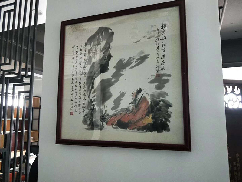 辦公室掛畫安裝：辦公室裝飾畫可以說是非常普遍的，不管是公司老板還是部門經(jīng)理，辦公室都還不會缺少一幅字畫，辦公室掛畫不僅是一種裝飾，更多情況下是為了改善風(fēng)水，尤其是生意人，更加注重辦公室的風(fēng)水，弱想使得辦公室風(fēng)水旺，掛畫是遠(yuǎn)遠(yuǎn)不夠的，重點要看怎么掛。 辦公室內(nèi)掛一好的字畫作品，一幅好的風(fēng)水掛畫所起的作品至關(guān)重要。好的字畫合適的擺放位置，合適的布局能為主人招財納福，能為主人增加運勢，會加持好的磁場。