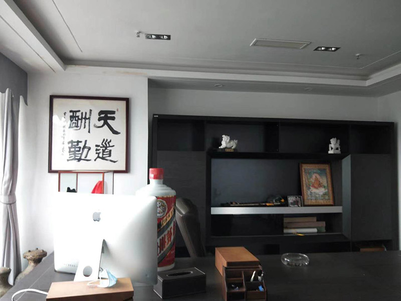 辦公室掛畫安裝：辦公室裝飾畫可以說是非常普遍的，不管是公司老板還是部門經(jīng)理，辦公室都還不會缺少一幅字畫，辦公室掛畫不僅是一種裝飾，更多情況下是為了改善風(fēng)水，尤其是生意人，更加注重辦公室的風(fēng)水，弱想使得辦公室風(fēng)水旺，掛畫是遠(yuǎn)遠(yuǎn)不夠的，重點要看怎么掛。 辦公室內(nèi)掛一好的字畫作品，一幅好的風(fēng)水掛畫所起的作品至關(guān)重要。好的字畫合適的擺放位置，合適的布局能為主人招財納福，能為主人增加運勢，會加持好的磁場。