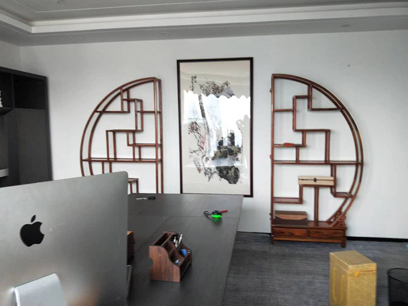 辦公室掛畫安裝：辦公室裝飾畫可以說是非常普遍的，不管是公司老板還是部門經(jīng)理，辦公室都還不會缺少一幅字畫，辦公室掛畫不僅是一種裝飾，更多情況下是為了改善風(fēng)水，尤其是生意人，更加注重辦公室的風(fēng)水，弱想使得辦公室風(fēng)水旺，掛畫是遠(yuǎn)遠(yuǎn)不夠的，重點要看怎么掛。 辦公室內(nèi)掛一好的字畫作品，一幅好的風(fēng)水掛畫所起的作品至關(guān)重要。好的字畫合適的擺放位置，合適的布局能為主人招財納福，能為主人增加運勢，會加持好的磁場。