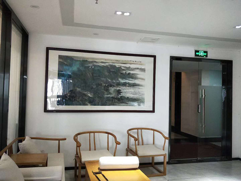 辦公室掛畫安裝：辦公室裝飾畫可以說是非常普遍的，不管是公司老板還是部門經(jīng)理，辦公室都還不會缺少一幅字畫，辦公室掛畫不僅是一種裝飾，更多情況下是為了改善風(fēng)水，尤其是生意人，更加注重辦公室的風(fēng)水，弱想使得辦公室風(fēng)水旺，掛畫是遠(yuǎn)遠(yuǎn)不夠的，重點要看怎么掛。 辦公室內(nèi)掛一好的字畫作品，一幅好的風(fēng)水掛畫所起的作品至關(guān)重要。好的字畫合適的擺放位置，合適的布局能為主人招財納福，能為主人增加運勢，會加持好的磁場。