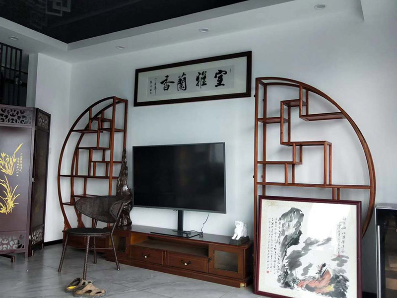 辦公室掛畫安裝：辦公室裝飾畫可以說是非常普遍的，不管是公司老板還是部門經(jīng)理，辦公室都還不會缺少一幅字畫，辦公室掛畫不僅是一種裝飾，更多情況下是為了改善風(fēng)水，尤其是生意人，更加注重辦公室的風(fēng)水，弱想使得辦公室風(fēng)水旺，掛畫是遠(yuǎn)遠(yuǎn)不夠的，重點要看怎么掛。 辦公室內(nèi)掛一好的字畫作品，一幅好的風(fēng)水掛畫所起的作品至關(guān)重要。好的字畫合適的擺放位置，合適的布局能為主人招財納福，能為主人增加運勢，會加持好的磁場。