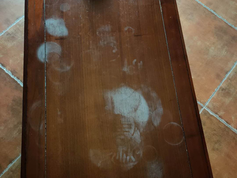 家具補(bǔ)漆服務(wù):1.家具維修 填補(bǔ)平整光滑,不能使其變形 2.維修處調(diào)色上色上光 根據(jù)觀察家具,必須辨別漆色、混合色、二層色、三層色,再相應(yīng)處理。 3.光澤處理 必須根據(jù)家具的亮亞光,打磨,拋光,上亮光水等,使用輔料可以是蠟,研磨劑。 4.填補(bǔ)操作: 先將502膠水澆在需要填補(bǔ)處。用碎木屑填上需要補(bǔ)處,澆上502膠水。