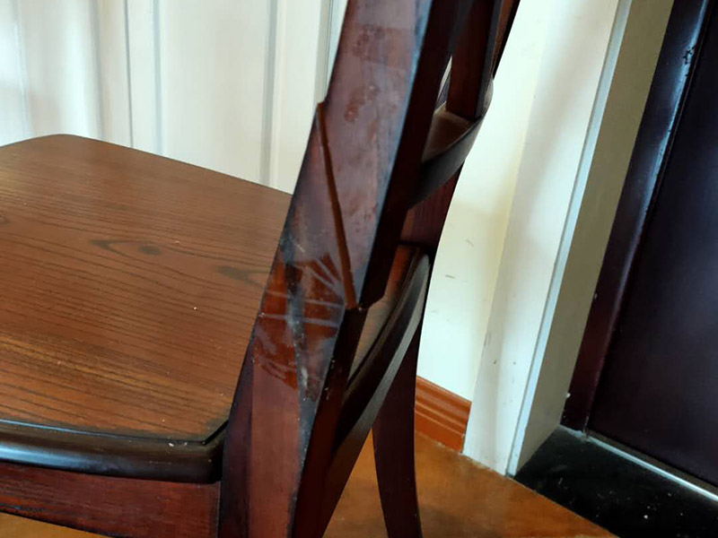 家具補(bǔ)漆服務(wù):1.家具維修 填補(bǔ)平整光滑,不能使其變形 2.維修處調(diào)色上色上光 根據(jù)觀察家具,必須辨別漆色、混合色、二層色、三層色,再相應(yīng)處理。 3.光澤處理 必須根據(jù)家具的亮亞光,打磨,拋光,上亮光水等,使用輔料可以是蠟,研磨劑。 4.填補(bǔ)操作: 先將502膠水澆在需要填補(bǔ)處。用碎木屑填上需要補(bǔ)處,澆上502膠水。