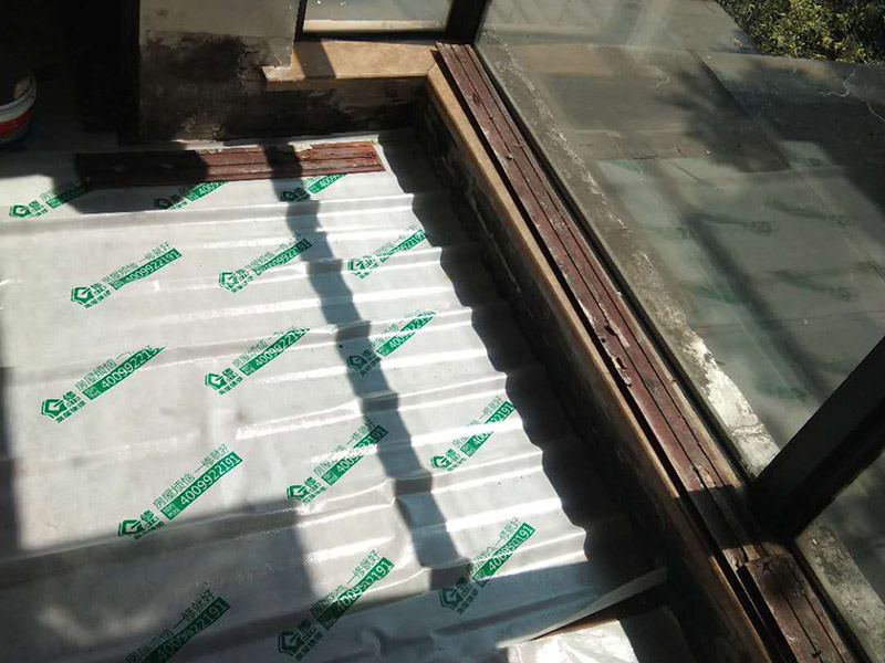 墻面發(fā)霉維修：衛(wèi)生間防水破壞，導(dǎo)致臥室墻面大面積發(fā)霉；在進(jìn)行維修時(shí)應(yīng)當(dāng)對(duì)發(fā)霉墻面以及乳膠漆基層進(jìn)行徹底的鏟除；對(duì)損壞位置的防水層進(jìn)行維修，必要時(shí)要對(duì)衛(wèi)生間進(jìn)行徹底的拆除維修；防水維修后測(cè)試防水性；開始重做乳膠漆基層，這里建議涂刷界面劑；涂刷新的乳膠漆完成本次維修。 環(huán)境潮濕，當(dāng)夏季梅雨季節(jié)到來時(shí)，應(yīng)做好通風(fēng)除濕工作；墻面受潮短時(shí)間內(nèi)如快速的處理讓其干透，是不會(huì)傷及根本引起發(fā)霉的，而且現(xiàn)在大多的乳膠漆有一定的防水性。除濕我們可以采用除濕機(jī)、除濕劑等方法。