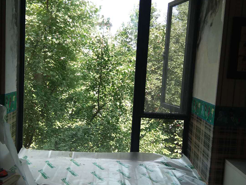 墻面發(fā)霉維修：衛(wèi)生間防水破壞，導(dǎo)致臥室墻面大面積發(fā)霉；在進(jìn)行維修時(shí)應(yīng)當(dāng)對(duì)發(fā)霉墻面以及乳膠漆基層進(jìn)行徹底的鏟除；對(duì)損壞位置的防水層進(jìn)行維修，必要時(shí)要對(duì)衛(wèi)生間進(jìn)行徹底的拆除維修；防水維修后測(cè)試防水性；開始重做乳膠漆基層，這里建議涂刷界面劑；涂刷新的乳膠漆完成本次維修。 環(huán)境潮濕，當(dāng)夏季梅雨季節(jié)到來時(shí)，應(yīng)做好通風(fēng)除濕工作；墻面受潮短時(shí)間內(nèi)如快速的處理讓其干透，是不會(huì)傷及根本引起發(fā)霉的，而且現(xiàn)在大多的乳膠漆有一定的防水性。除濕我們可以采用除濕機(jī)、除濕劑等方法。