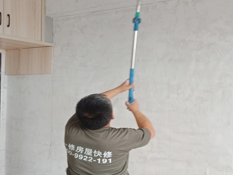 老房子改造裝修:舊墻面在翻新前一定要做墻面基底處理，粉化嚴(yán)重的要全部鏟除，鏟除后抹上一層白水泥，原來墻面過于光滑、刷過油漆的鏟除后還要做打磨處理，把粘結(jié)不牢的表皮去掉，便于新涂料和墻體粘結(jié)。 墻面底漆的作用是抗堿防潮、封固基材、保護(hù)面漆，提高面漆的質(zhì)感和遮蓋力，對于老房翻新，墻面一定要做底漆，如果沒有刷底漆就直接上面漆的話，時間一長墻面容易起泡、發(fā)霉，太陽照曬時間長了也容易變色。 已經(jīng)上好面漆的墻面要修補(bǔ)會比較麻煩，容易產(chǎn)生色差，材料的使用時間不同，質(zhì)量也難以保證，很難達(dá)到理想效果。 所以墻面的修補(bǔ)最好是整塊墻面，或是盡可能地選擇較大面積進(jìn)行修補(bǔ)，這樣可以盡量避免產(chǎn)生色差，修補(bǔ)后的質(zhì)量也更好。