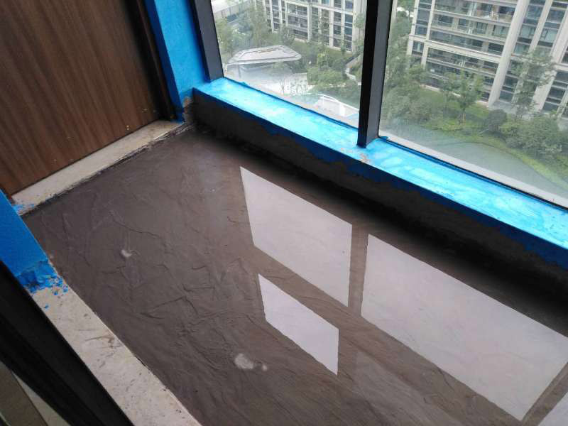 陽臺做防水：陽臺防水涂料的涂刷高度至少需要在30cm以上，如果是放置洗衣機的區(qū)域，需要將防水涂料涂抹得更高些。如果你家的陽臺屬于外露陽臺，為了加強防水效果，最好做得高些，同時防水涂料的厚度需要在1.5mm以上。在暴雨天氣下，如果雨量大于地漏的排水能力時，就會在陽臺地面出現(xiàn)大量積水，容易導致積水進入室內(nèi)，因此我們在選購陽臺地漏的時，最好選擇排水量大且順暢的地漏。 陽臺的防水層都在外層，需要受到陽光暴曬、雨水侵蝕、嚴寒酷暑等自然天氣的考驗，如果沒有出色的性能和良好的保護措施，他的使用年限會大大縮短。因此，我們在選購防水材料時，需要選擇強度高、耐老化的防水涂料。