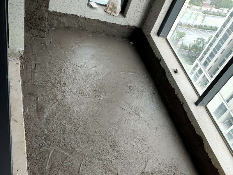 陽臺做防水：陽臺防水涂料的涂刷高度至少需要在30cm以上，如果是放置洗衣機的區(qū)域，需要將防水涂料涂抹得更高些。如果你家的陽臺屬于外露陽臺，為了加強防水效果，最好做得高些，同時防水涂料的厚度需要在1.5mm以上。在暴雨天氣下，如果雨量大于地漏的排水能力時，就會在陽臺地面出現(xiàn)大量積水，容易導致積水進入室內(nèi)，因此我們在選購陽臺地漏的時，最好選擇排水量大且順暢的地漏。 陽臺的防水層都在外層，需要受到陽光暴曬、雨水侵蝕、嚴寒酷暑等自然天氣的考驗，如果沒有出色的性能和良好的保護措施，他的使用年限會大大縮短。因此，我們在選購防水材料時，需要選擇強度高、耐老化的防水涂料。