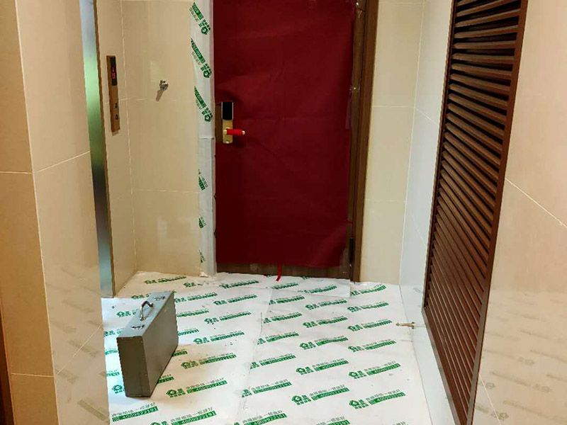 陽(yáng)臺(tái)家具地面保護(hù):門(mén)扇安裝完畢后，采用普通塑料保護(hù)膜，同時(shí)用紙板包裹； 門(mén)扇、鎖具安裝完畢后，將門(mén)扇鎖緊； 門(mén)框下段部分必須用9厘夾板做&ldquo;U&rdquo;型護(hù)角保護(hù)處理，高度不小于1.5m，護(hù)板內(nèi)應(yīng)加襯泡沫等軟質(zhì)保護(hù)，防止擦傷。 安裝完畢后，用塑料布或戶(hù)內(nèi)門(mén)包裝內(nèi)的PE片材、瓦楞紙板等現(xiàn)有材料對(duì)門(mén)扇、門(mén)套進(jìn)行包裹、遮蓋保護(hù)；嚴(yán)禁撞擊門(mén)框扇及貼臉；門(mén)扇安裝后及時(shí)安裝門(mén)吸、門(mén)鎖； 安裝好的門(mén)扇不能長(zhǎng)期處于開(kāi)啟狀態(tài)，嚴(yán)禁在門(mén)扇懸掛重物；嚴(yán)禁硬物碰撞、避免將水弄到門(mén)上面； 門(mén)框下段部分必須用9厘夾板做&ldquo;U&rdquo;型護(hù)角保護(hù)處理，高度不小于1.5m，護(hù)板內(nèi)應(yīng)加襯泡沫等軟質(zhì)保護(hù)，防止擦傷； 室內(nèi)衛(wèi)生清理干凈后才能將保護(hù)膜撕開(kāi)； 保潔時(shí)嚴(yán)禁用酒精之類(lèi)油漆稀釋劑、脫漆松香水、二甲苯、清潔劑等溶液擦拭油漆表面，嚴(yán)禁使用鋼絲球和尖的物品以防劃傷油漆表面。