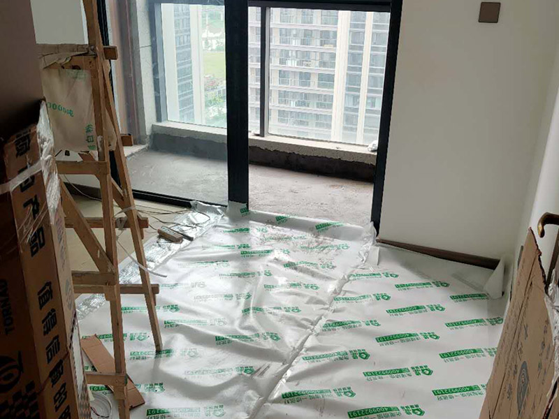 陽(yáng)臺(tái)家具地面保護(hù):門(mén)扇安裝完畢后，采用普通塑料保護(hù)膜，同時(shí)用紙板包裹； 門(mén)扇、鎖具安裝完畢后，將門(mén)扇鎖緊； 門(mén)框下段部分必須用9厘夾板做&ldquo;U&rdquo;型護(hù)角保護(hù)處理，高度不小于1.5m，護(hù)板內(nèi)應(yīng)加襯泡沫等軟質(zhì)保護(hù)，防止擦傷。 安裝完畢后，用塑料布或戶(hù)內(nèi)門(mén)包裝內(nèi)的PE片材、瓦楞紙板等現(xiàn)有材料對(duì)門(mén)扇、門(mén)套進(jìn)行包裹、遮蓋保護(hù)；嚴(yán)禁撞擊門(mén)框扇及貼臉；門(mén)扇安裝后及時(shí)安裝門(mén)吸、門(mén)鎖； 安裝好的門(mén)扇不能長(zhǎng)期處于開(kāi)啟狀態(tài)，嚴(yán)禁在門(mén)扇懸掛重物；嚴(yán)禁硬物碰撞、避免將水弄到門(mén)上面； 門(mén)框下段部分必須用9厘夾板做&ldquo;U&rdquo;型護(hù)角保護(hù)處理，高度不小于1.5m，護(hù)板內(nèi)應(yīng)加襯泡沫等軟質(zhì)保護(hù)，防止擦傷； 室內(nèi)衛(wèi)生清理干凈后才能將保護(hù)膜撕開(kāi)； 保潔時(shí)嚴(yán)禁用酒精之類(lèi)油漆稀釋劑、脫漆松香水、二甲苯、清潔劑等溶液擦拭油漆表面，嚴(yán)禁使用鋼絲球和尖的物品以防劃傷油漆表面。