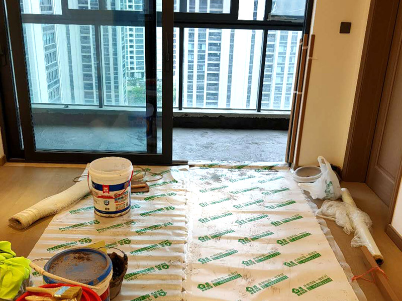 陽(yáng)臺(tái)家具地面保護(hù):門(mén)扇安裝完畢后，采用普通塑料保護(hù)膜，同時(shí)用紙板包裹； 門(mén)扇、鎖具安裝完畢后，將門(mén)扇鎖緊； 門(mén)框下段部分必須用9厘夾板做&ldquo;U&rdquo;型護(hù)角保護(hù)處理，高度不小于1.5m，護(hù)板內(nèi)應(yīng)加襯泡沫等軟質(zhì)保護(hù)，防止擦傷。 安裝完畢后，用塑料布或戶(hù)內(nèi)門(mén)包裝內(nèi)的PE片材、瓦楞紙板等現(xiàn)有材料對(duì)門(mén)扇、門(mén)套進(jìn)行包裹、遮蓋保護(hù)；嚴(yán)禁撞擊門(mén)框扇及貼臉；門(mén)扇安裝后及時(shí)安裝門(mén)吸、門(mén)鎖； 安裝好的門(mén)扇不能長(zhǎng)期處于開(kāi)啟狀態(tài)，嚴(yán)禁在門(mén)扇懸掛重物；嚴(yán)禁硬物碰撞、避免將水弄到門(mén)上面； 門(mén)框下段部分必須用9厘夾板做&ldquo;U&rdquo;型護(hù)角保護(hù)處理，高度不小于1.5m，護(hù)板內(nèi)應(yīng)加襯泡沫等軟質(zhì)保護(hù)，防止擦傷； 室內(nèi)衛(wèi)生清理干凈后才能將保護(hù)膜撕開(kāi)； 保潔時(shí)嚴(yán)禁用酒精之類(lèi)油漆稀釋劑、脫漆松香水、二甲苯、清潔劑等溶液擦拭油漆表面，嚴(yán)禁使用鋼絲球和尖的物品以防劃傷油漆表面。