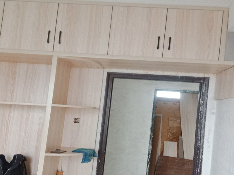 定制衣柜安裝：1、在安裝的過程中要做好監(jiān)督工作，注意對家中其他位置的保護，尤其是地板、門套、門、墻紙、燈具等，避免受到剮蹭等問題，同時也要防止衣柜本身受到損壞。 2、拉手和把手等五金件的安裝要注意以最適合家人的高度和位置，不要光圖美觀好看。比如吊柜或者增高柜的把手一定要安裝在門的下面，地柜、寫字臺的小柜，一定要放在上面。 3、注意保持衛(wèi)生，如果您是更換家里的舊家具，這一點就尤為重要。定制家具不同于成品家具，很多東西是在家中安裝完成的，必然要有一些打孔、切割等工作，所以會產(chǎn)生一些鋸末和灰塵。