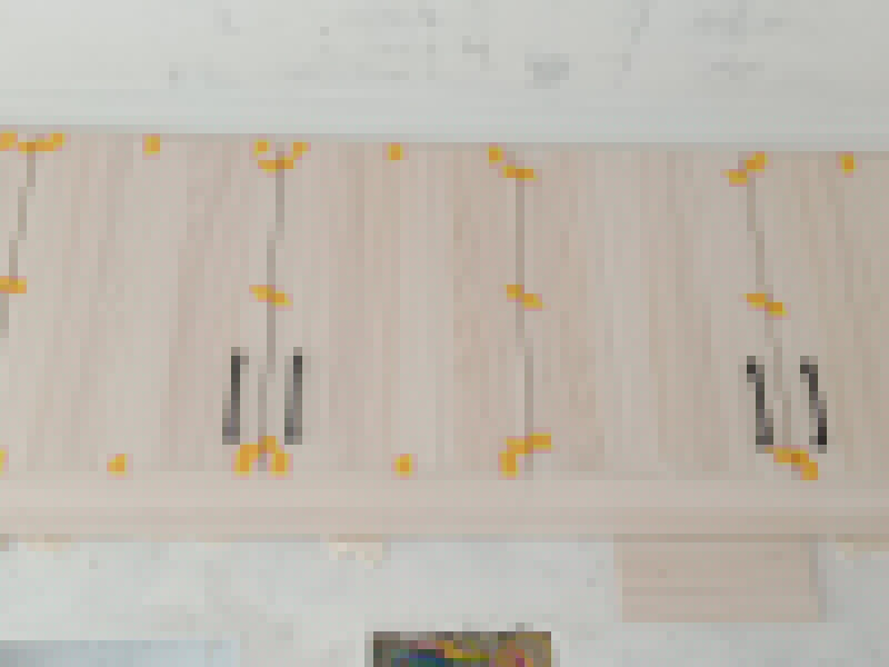 定制衣柜安裝：1、在安裝的過程中要做好監(jiān)督工作，注意對家中其他位置的保護，尤其是地板、門套、門、墻紙、燈具等，避免受到剮蹭等問題，同時也要防止衣柜本身受到損壞。 2、拉手和把手等五金件的安裝要注意以最適合家人的高度和位置，不要光圖美觀好看。比如吊柜或者增高柜的把手一定要安裝在門的下面，地柜、寫字臺的小柜，一定要放在上面。 3、注意保持衛(wèi)生，如果您是更換家里的舊家具，這一點就尤為重要。定制家具不同于成品家具，很多東西是在家中安裝完成的，必然要有一些打孔、切割等工作，所以會產(chǎn)生一些鋸末和灰塵。