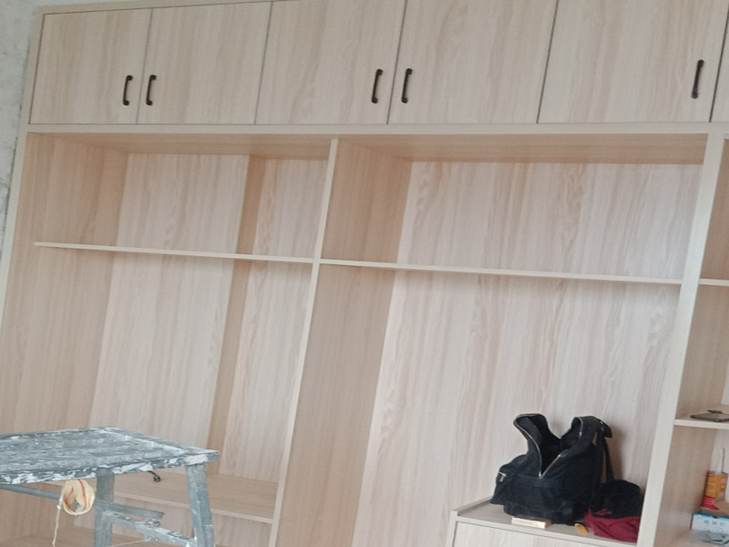 定制衣柜安裝：1、在安裝的過程中要做好監(jiān)督工作，注意對家中其他位置的保護，尤其是地板、門套、門、墻紙、燈具等，避免受到剮蹭等問題，同時也要防止衣柜本身受到損壞。 2、拉手和把手等五金件的安裝要注意以最適合家人的高度和位置，不要光圖美觀好看。比如吊柜或者增高柜的把手一定要安裝在門的下面，地柜、寫字臺的小柜，一定要放在上面。 3、注意保持衛(wèi)生，如果您是更換家里的舊家具，這一點就尤為重要。定制家具不同于成品家具，很多東西是在家中安裝完成的，必然要有一些打孔、切割等工作，所以會產(chǎn)生一些鋸末和灰塵。