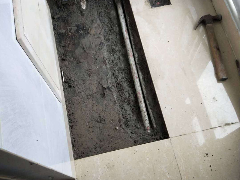 暗管維修瓷磚修復：暗水管漏水要找到漏水點并不是一件容易的事。由于是墻體里水管漏水，有時候墻面基層或者貼有瓷磚的墻面防水性較好，暗水管漏水可能會隨著管壁洇到其他地方，所以有時候我們看到的墻面被浸濕的地方，并不一定百分之百就是暗水管漏水的地方。 找到墻體里水管漏水的漏水點之后，就需要對漏水的管道進行更換維修。首先需要將暗水管漏水點的墻面開鑿，開鑿時注意對家具地板進行成品保護。開鑿之后找到管道漏水的地方，將管道上開鑿的粉塵清理干凈。 將損壞管道割斷，注意然后用接口套住，將備換的新管對準接口口子，注意要對直。然后用熱熔器對新管道進行熱熔連接。連接好之后注意使用防水膠對管道及管槽進行防水處理。