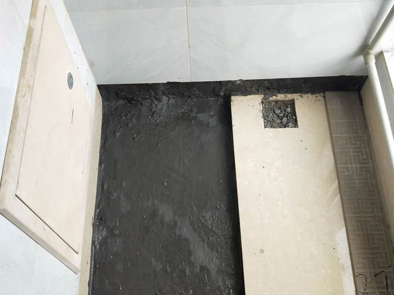 暗管維修瓷磚修復：暗水管漏水要找到漏水點并不是一件容易的事。由于是墻體里水管漏水，有時候墻面基層或者貼有瓷磚的墻面防水性較好，暗水管漏水可能會隨著管壁洇到其他地方，所以有時候我們看到的墻面被浸濕的地方，并不一定百分之百就是暗水管漏水的地方。 找到墻體里水管漏水的漏水點之后，就需要對漏水的管道進行更換維修。首先需要將暗水管漏水點的墻面開鑿，開鑿時注意對家具地板進行成品保護。開鑿之后找到管道漏水的地方，將管道上開鑿的粉塵清理干凈。 將損壞管道割斷，注意然后用接口套住，將備換的新管對準接口口子，注意要對直。然后用熱熔器對新管道進行熱熔連接。連接好之后注意使用防水膠對管道及管槽進行防水處理。