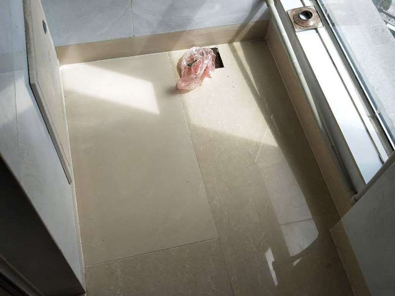 暗管維修瓷磚修復：暗水管漏水要找到漏水點并不是一件容易的事。由于是墻體里水管漏水，有時候墻面基層或者貼有瓷磚的墻面防水性較好，暗水管漏水可能會隨著管壁洇到其他地方，所以有時候我們看到的墻面被浸濕的地方，并不一定百分之百就是暗水管漏水的地方。 找到墻體里水管漏水的漏水點之后，就需要對漏水的管道進行更換維修。首先需要將暗水管漏水點的墻面開鑿，開鑿時注意對家具地板進行成品保護。開鑿之后找到管道漏水的地方，將管道上開鑿的粉塵清理干凈。 將損壞管道割斷，注意然后用接口套住，將備換的新管對準接口口子，注意要對直。然后用熱熔器對新管道進行熱熔連接。連接好之后注意使用防水膠對管道及管槽進行防水處理。