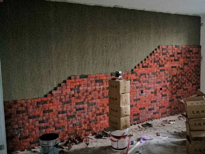 公寓墻面貼磚：首先是要根據(jù)房間的采光、尺寸以及潮濕程度來選擇產(chǎn)品，還要看清楚瓷磚的質(zhì)量以及合格證等等。 要想出色的完成貼磚工作，準(zhǔn)備工作不可少。必須要完整的檢查平整情況，把膩?zhàn)佣肩P掉，才能穩(wěn)固的鋪設(shè)墻磚。 鋪設(shè)墻磚的時(shí)候應(yīng)該由下往上貼，但是最底層的磚應(yīng)該要最后一個(gè)貼，而且一面墻不能一次性貼完，否則會(huì)引起墜落。 鋪磚的工藝其實(shí)是非常重要的，這會(huì)直接影響到最后的鋪貼效果。比如工人要把握好水泥砂漿的濕度，太干或者太濕都不行，而且要均勻的涂抹，及時(shí)添加或者減少水泥。