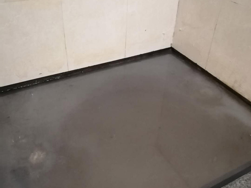 淋浴房防水貼磚：裝修之前要做試水實驗，就是將各洞口臨時封堵，在房間內放上2-3CM深的水，靜置1-2天。如果漏或者無法檢查滲漏情況，建議自己重新做一遍防水。將買回來的聚氨酯按說明均勻的涂在淋浴間的地面和墻上。馬桶污水管管口、地漏口等干了之后再涂刷1-2遍，這些地方防水穩(wěn)固了，確保明水直接流過不會在這些薄弱部位發(fā)生滲漏。而JS的使用要2遍，并且二遍的刷涂方向要垂直。等保護層達到強度后，再次做試水實驗。堵住落水口，放入2-3CM的水。觀察不滲漏情況即可。