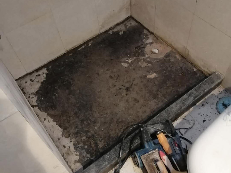 淋浴房防水貼磚：裝修之前要做試水實驗，就是將各洞口臨時封堵，在房間內放上2-3CM深的水，靜置1-2天。如果漏或者無法檢查滲漏情況，建議自己重新做一遍防水。將買回來的聚氨酯按說明均勻的涂在淋浴間的地面和墻上。馬桶污水管管口、地漏口等干了之后再涂刷1-2遍，這些地方防水穩(wěn)固了，確保明水直接流過不會在這些薄弱部位發(fā)生滲漏。而JS的使用要2遍，并且二遍的刷涂方向要垂直。等保護層達到強度后，再次做試水實驗。堵住落水口，放入2-3CM的水。觀察不滲漏情況即可。