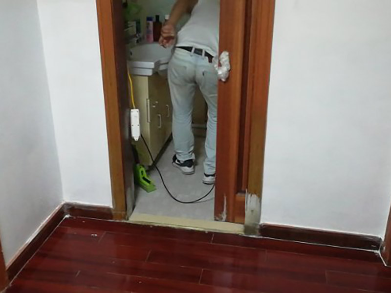 墻面局部改造維修：舊墻的清潔主要是對墻面原有的裝修和裝飾進行清除。一般為對乳膠漆和膩子層、木裝修、墻紙等的清除。如果是較新的墻面,墻體的耐水膩子可以不必完全鏟除,可以在用鋼刷和砂紙進行打磨后，用乳膠漆重新涂刷。較老舊的要完全鏟除,重新刷上膩子。墻面底漆的涂刷是為了抗堿防潮、封固基材同時對于面漆的質(zhì)感與遮蓋力也有所提高。對于墻面局部翻新工程，底漆是十分必要的,如果忽略了刷底漆，直接使用面漆的話,一段時間后墻面容易出現(xiàn)起泡、發(fā)霉等現(xiàn)象。