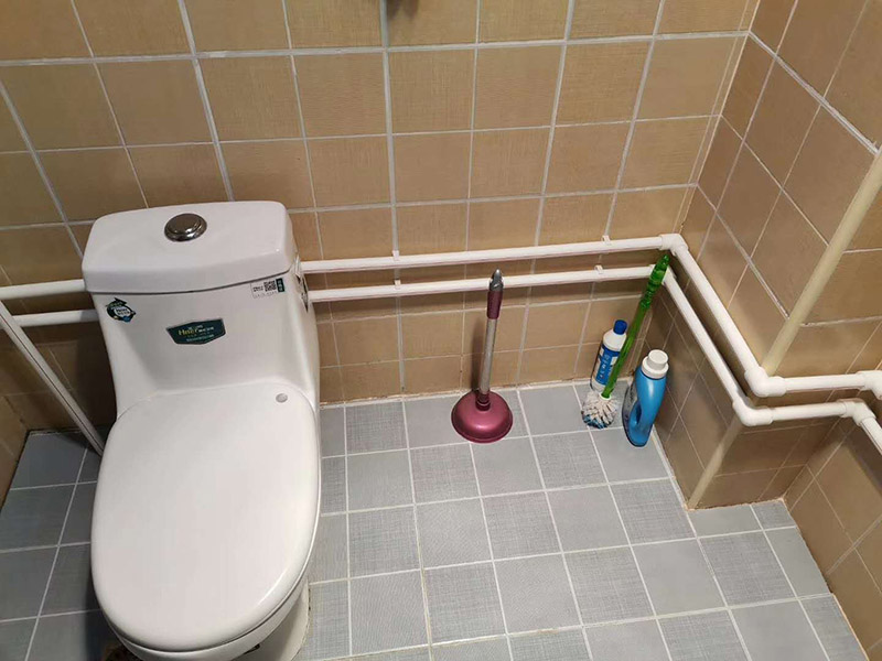 衛(wèi)生間水管更換：安裝PP-R管道最好找專業(yè)公司，不管你的裝修多么豪華高檔，如果你在這方面不舍得用錢就不劃算了。往往管道的暴裂或者堵塞，都會造成水管本身價格數(shù)十倍、數(shù)百倍甚至不可估量的后果。 選擇一種健康環(huán)保合資格的給水管材。目前大多住宅裝修的水管主要分為：UPVC管、PPR管、襯PVC鍍鋅鋼管、鋁塑管、銅管和不銹鋼管幾類。 安裝后一定要進行增壓測試。增壓測試一般是在1.5倍水壓的情況下進行,在測試中應(yīng)沒有漏水現(xiàn)象。 選擇給水管道的敷設(shè)方式。管道的敷設(shè)分為明裝和暗裝，但哪種安裝方式更適合室內(nèi)給水管道的敷設(shè)呢?明裝是管道在室內(nèi)沿墻、梁、柱、天花板下、地板旁外露敷設(shè)，其優(yōu)點是造價低、施工安裝和維護修理均方便。缺點是由于管道表面積灰、產(chǎn)生凝水等，影響環(huán)境衛(wèi)生。暗裝是管道在房內(nèi)的地面、吊頂下或在管井、管槽、管溝中隱蔽敷設(shè),暗裝的優(yōu)點是衛(wèi)生條件較好、美觀。缺點是工程投資費用高，施工和維修均不方便。由于它是隱蔽工程，如果選用的飲用水管或施工出現(xiàn)問題而導(dǎo)致漏水，那后果較為嚴(yán)重，全新裝修可能毀于一旦。 