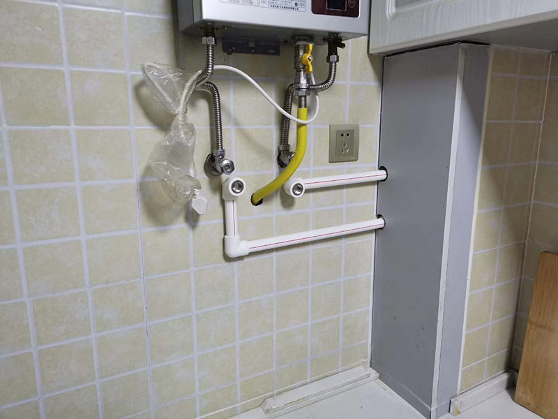 衛(wèi)生間水管更換：安裝PP-R管道最好找專業(yè)公司，不管你的裝修多么豪華高檔，如果你在這方面不舍得用錢就不劃算了。往往管道的暴裂或者堵塞，都會造成水管本身價格數(shù)十倍、數(shù)百倍甚至不可估量的后果。 選擇一種健康環(huán)保合資格的給水管材。目前大多住宅裝修的水管主要分為：UPVC管、PPR管、襯PVC鍍鋅鋼管、鋁塑管、銅管和不銹鋼管幾類。 安裝后一定要進行增壓測試。增壓測試一般是在1.5倍水壓的情況下進行,在測試中應(yīng)沒有漏水現(xiàn)象。 選擇給水管道的敷設(shè)方式。管道的敷設(shè)分為明裝和暗裝，但哪種安裝方式更適合室內(nèi)給水管道的敷設(shè)呢?明裝是管道在室內(nèi)沿墻、梁、柱、天花板下、地板旁外露敷設(shè)，其優(yōu)點是造價低、施工安裝和維護修理均方便。缺點是由于管道表面積灰、產(chǎn)生凝水等，影響環(huán)境衛(wèi)生。暗裝是管道在房內(nèi)的地面、吊頂下或在管井、管槽、管溝中隱蔽敷設(shè),暗裝的優(yōu)點是衛(wèi)生條件較好、美觀。缺點是工程投資費用高，施工和維修均不方便。由于它是隱蔽工程，如果選用的飲用水管或施工出現(xiàn)問題而導(dǎo)致漏水，那后果較為嚴(yán)重，全新裝修可能毀于一旦。 